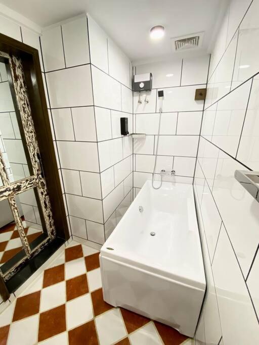 Daniel's In Saigon Center With Hot Tub And View * TP. Hồ Chí Minh