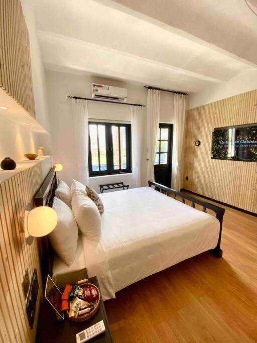 Daniel's In Saigon Center With Hot Tub And View Căn hộ *